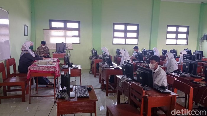 Asesmen Nasional Berbasis Komputer (ANBK) di Kota Surabaya digelar mulai hari ini. Asesmen akan berlangsung hingga 7 Oktober 2021 yang terbagi dua gelombang.