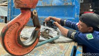 Pemeliharaan itu dilakukan guna memastikan mesin pompa air bekerja dengan baik.