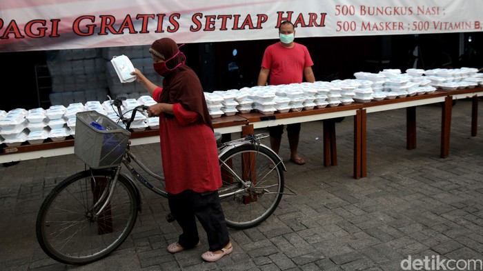 Berbagai aksi sosial digelar untuk saling membantu di masa pandemi COVID-19. Salah satunya aksi berbagi sarapan gratis yang digelar di kawasan Jakarta ini.