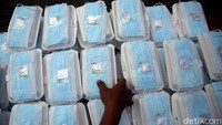 Mulai digelar pada pukul 06.30 WIB, selain mendapat sarapan gratis warga juga mendapatkan masker dan vitamin secara cuma-cuma.