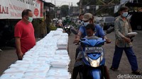 Aksi sosial berbagi sarapan, masker, hingga vitamin gratis terus dilakukan oleh Posko Perjuangan Rakyat (Pospera) guna membantu masyarakat yang kesulitan di tengah pandemi COVID-19.