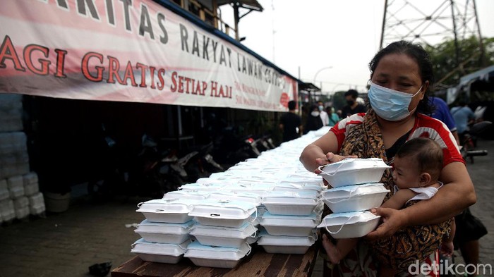 Berbagai aksi sosial digelar untuk saling membantu di masa pandemi COVID-19. Salah satunya aksi berbagi sarapan gratis yang digelar di kawasan Jakarta ini.