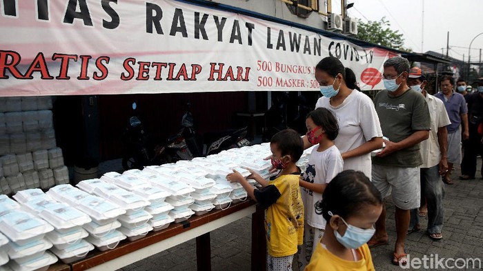 Antusias Warga Ibu Kota Berburu Sarapan Gratis di Kala Pandemi Berbagai aksi sosial digelar untuk saling membantu di masa pandemi COVID-19. Salah satunya aksi berbagi sarapan gratis yang digelar di kawasan Jakarta ini.