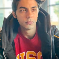 Sayangnya baru-baru ini Aryan Khan malah dilaporkan terlibat kasus narkoba. Diberitakan bahwa ia tertangkap berpesta narkoba di sebuah kapal pesiar Cordelia. Hingga kini ia masih berstatus saksi dan belum informasi lebih lanjut terkait pemakaian obat-obatan terlarang. Foto: Instagram @___aryan___