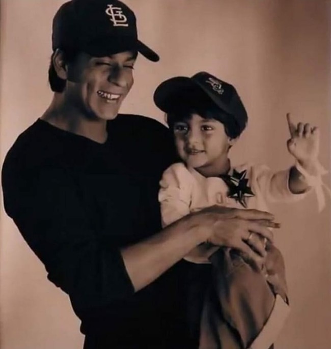 Sosok Aryan Khan memang bisa dibilang misterius. Meski memiliki akun Instagram, ia jarang menampilkan diri dalam postingan atau acara televisi. Tapi sosoknya sendiri sering dibicarakan oleh Shah Rukh Khan. Pria 56 tahun itu mengaku anaknya bercita-cita ingin jadi lebih besar darinya. Foto: Instagram @aryankhanforever