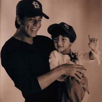 Sosok Aryan Khan memang bisa dibilang misterius. Meski memiliki akun Instagram, ia jarang menampilkan diri dalam postingan atau acara televisi. Tapi sosoknya sendiri sering dibicarakan oleh Shah Rukh Khan. Pria 56 tahun itu mengaku anaknya bercita-cita ingin jadi lebih besar darinya. Foto: Instagram @aryankhanforever