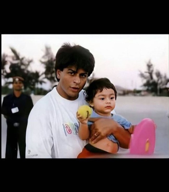 Aryan Khan adalah anak dari aktor kenamaan Shah Rukh Khan dan daesainer interior Gauri Khan. Ia adalah sulung dari tiga bersaudara yang diketahui punya ketertarikan berkarier di dunia perfilman seperti ayahnya. Foto: Instagram @aryankhanforever