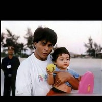 Aryan Khan adalah anak dari aktor kenamaan Shah Rukh Khan dan daesainer interior Gauri Khan. Ia adalah sulung dari tiga bersaudara yang diketahui punya ketertarikan berkarier di dunia perfilman seperti ayahnya. Foto: Instagram @aryankhanforever