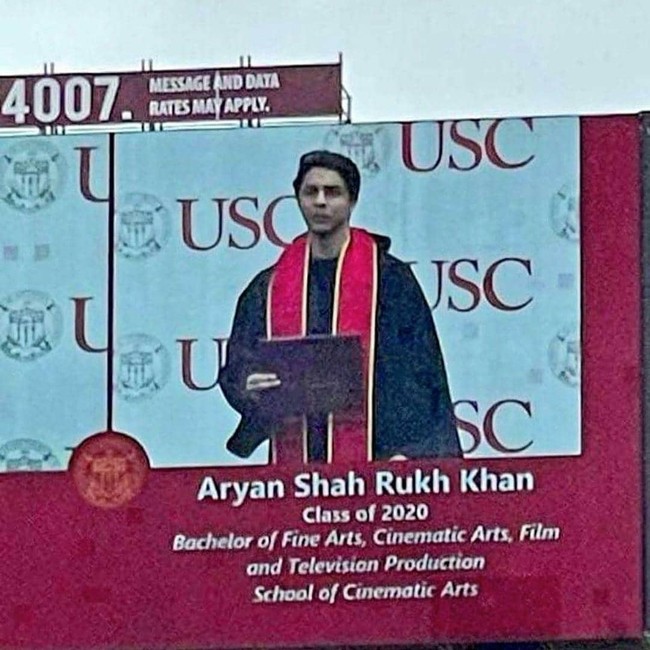 Aryan Khan diketahui menyandang gelar Bachelor of Fine Arts, Cinematic Arts, Film and Television production, School of Cinematic Arts. Berbagai laporan memang menyebutkan jika Aryan memiliki ketertarikan dalam industri hiburan. Tapi daripada menjadi pelakon dikatakan Aryan lebih memilih untuk bergerak di belakang layar. Foto: Instagram @aryankhanforever