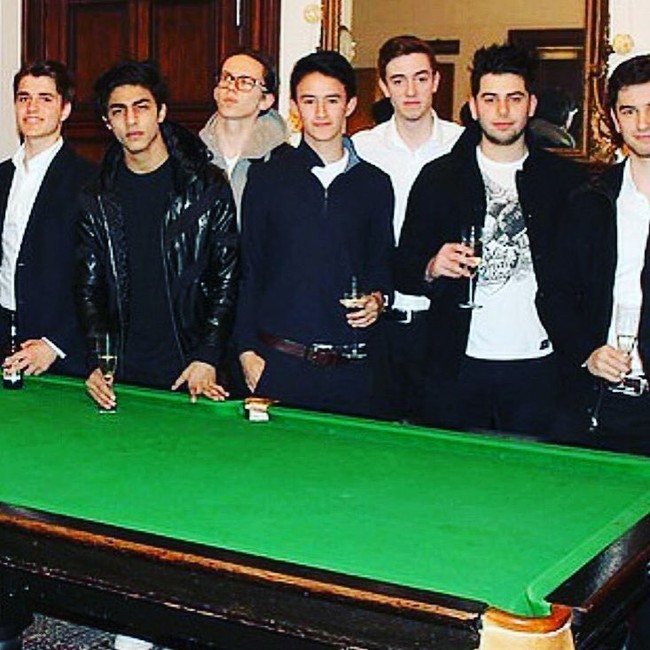 Setelah lulus SMA, Aryan Khan kuliah di Amerika Serikat. Beberapa bulan lalu pria 23 tahun itu telah lulus dari University of Southern California (USC). Meski tidak membagikan momen wisuda di Instagram, fotonya yang viral menampilkan ketampanan Aryan yang mirip ayahnya. Foto: Instagram @___aryan___