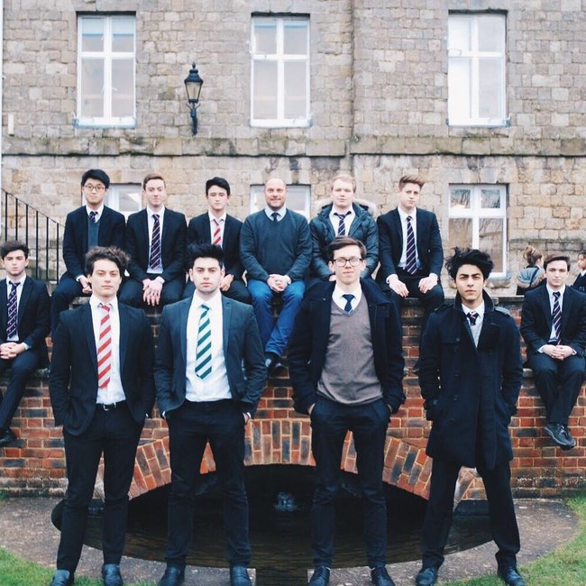 Aryan Khan dan Navya Naveli pernah tersangkut kontroversi MMS di mana dua orang yang sedang bermesraan terlihat mirip dengan mereka. Namun hingga kini mereka dikabarkan hanya sepasang sahabat yang pernah sama-sama sekolah di Inggris. Aryan memang menghabiskan sekolah asrama di Sevenoaks School, London selama enam tahun. Foto: Instagram @___aryan___