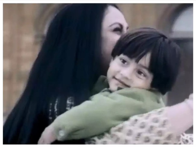 Berbeda dengan adiknya, Suhana, Aryan Khan hingga kini belum menunjukkan ketertarikan di bidang akting. Namun ia pernah tampil dalam Kabhi Kushi Kabhi Gham. Di film populer tersebut, Aryan berperan sebagai Rahul Shah Rukh Khan saat kecil. Foto: Internet