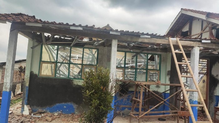 Atap sekolah di Cianjur ambruk saat sedang direnovasi