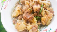 Semangkuk baksonya ditawarkan dengan harga Rp 20.000. Isian bakso uratnya ada 3 butir, mie, sayuran, dan tetelan yang melimpah. Foto: detikFood/Yenny Mustika Sari