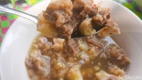 Tetelannya yang royal empuk dan berlemak. Kamu bisa menambah seporsi tetelan dengan harga Rp 5.000 saja. Foto: detikFood/Yenny Mustika Sari