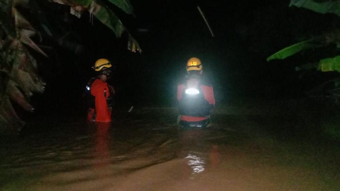 Basarnas evakuasi warga di Luwu yang terdampak banjir dan tanah longsor