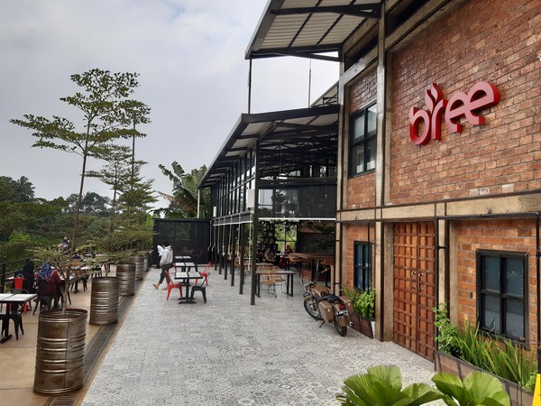 Kedai kopi ini juga sangat cocok bagi para traveler yang bosan dan jenuh dengan pola coffee shop yang begitu-begitu saja, karena jika para traveler datang ke tempat ini, traveler akan merasa seperti baru karena suasana segar dan asrinya alam akan membuat tiap tetes kopi yang mengalir ke mulut traveler akan terasa bertambah nikmat dari biasanya (Foto: Instagram @frameofjndrl) Kedai kopi ini juga sangat cocok bagi para traveler yang bosan dan jenuh dengan pola coffee shop yang begitu-begitu saja, karena jika para traveler datang ke tempat ini, traveler akan merasa seperti baru karena suasana segar dan asrinya alam akan membuat tiap tetes kopi yang mengalir ke mulut traveler akan terasa bertambah nikmat dari biasanya (Foto: Instagram @frameofjndrl)