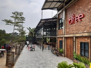 Kafe Ini Tawarkan Sensasi Minum Kopi dengan View Gunung Salak