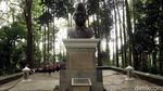 Bukan Soeharto, Ini Tokoh yang Patungnya Ada di Tahura Bandung