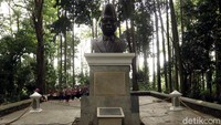 Munculnya informasi patung Soeharto di Bandung itu bermula dari pencarian peta digital Google maps. Bila mengetik kalimat Patung Soeharto akan mengarah ke kalimat Patung Soeharto Tahura yang terletak di Jalan Ciburial, Kabupaten Bandung.