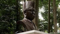 Posisi patung Ir Juanda sendiri berada di tengah-tengah Tahura. Bentuk patungnya sendiri hanya sebagian tubuh dari dada hingga kepala. Tampak patung tersebut berpeci dengan kacamata.