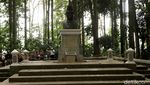 Bukan Soeharto, Ini Tokoh yang Patungnya Ada di Tahura Bandung