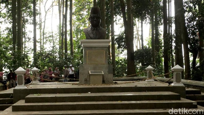 Bukan Soeharto, Ini Tokoh yang Patungnya Ada di Tahura Bandung Patung di Tahura Bandung ramai jadi bahasan. Pasalnya di Google Maps patung itu dinamai patung Soeharto, sedangkan patung itu merupakan patung Ir H. Juanda.