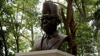 Patung Soeharto muncul dalam peta digital Google Maps di kawasan Taman Hutan Raya (Tahura) Ir H Juanda Bandung. Bagi yang kerap pergi ke sana, informasi itu bikin bingung. Pihak pengelola menegaskan informasi itu salah, tak ada patung presiden RI ke 2 itu di Tahura.