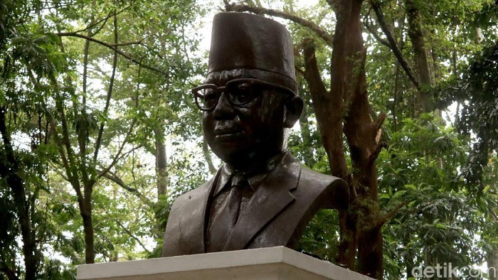 Patung di Tahura Bandung ramai jadi bahasan. Pasalnya di Google Maps patung itu dinamai patung Soeharto, sedangkan patung itu merupakan patung Ir H. Juanda.