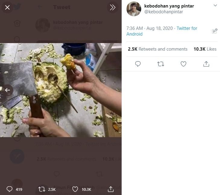 Tak Biasa! Begini Cara 4 Orang Ini Mengupas Buah Durian