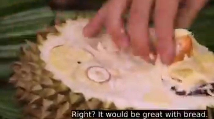 Tak Biasa! Begini Cara 4 Orang Ini Mengupas Buah Durian