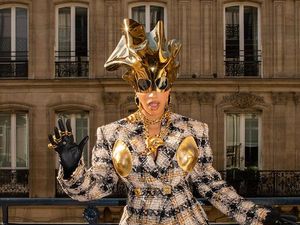 Gaya Seksi Cardi B di Ultah Offset, Pakai Korset dari Sneakers