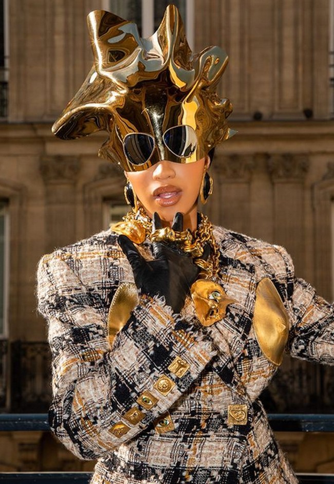 Cardi B juga mengenakan cincin hingga kalung besar berbentuk wajah binatang. Foto: dok. Instagram/@iamcardib