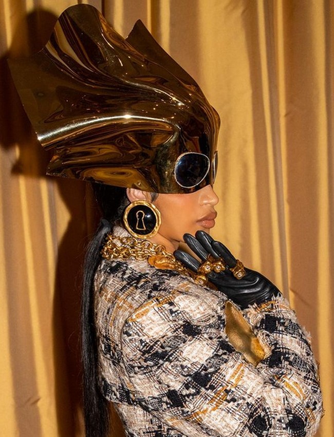 Cardi B juga tampil ekstra dengan atribut aksesori yang dikenakannya. Dia mengenakan hiasan kepala sampai menutup bagian matanya. Foto: dok. Instagram/@iamcardib