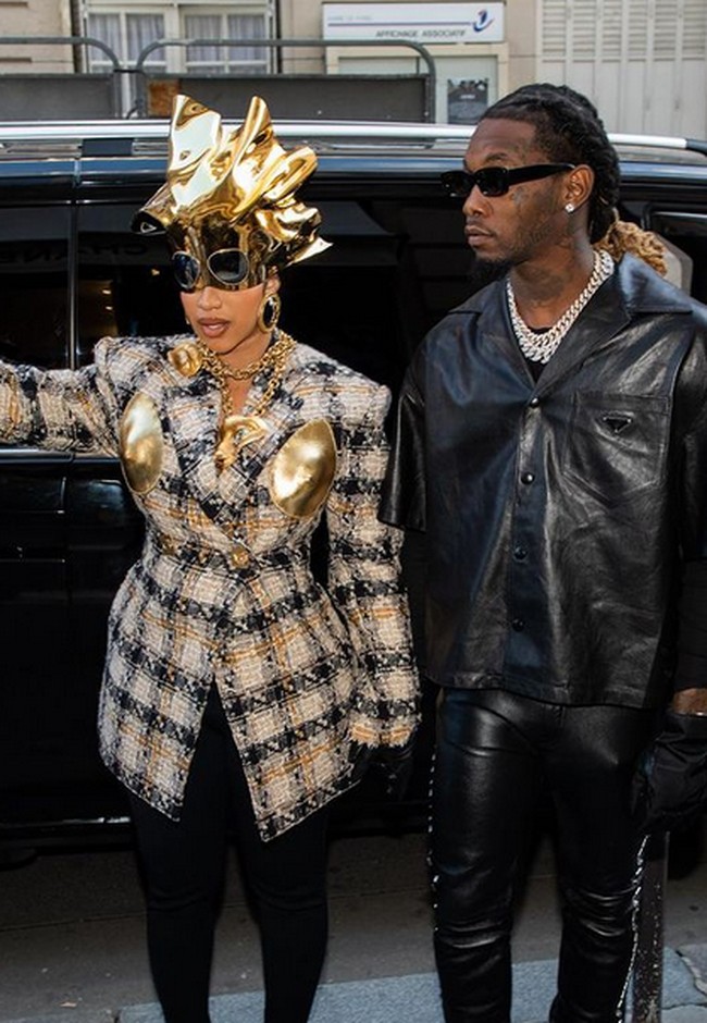 Datang ke fashion show brand Schiaparelli, Cardi B menggunakan koleksi busana karya desainer asal Italia itu. Foto: dok. Instagram/@iamcardib