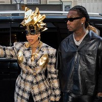 Datang ke fashion show brand Schiaparelli, Cardi B menggunakan koleksi busana karya desainer asal Italia itu. Foto: dok. Instagram/@iamcardib