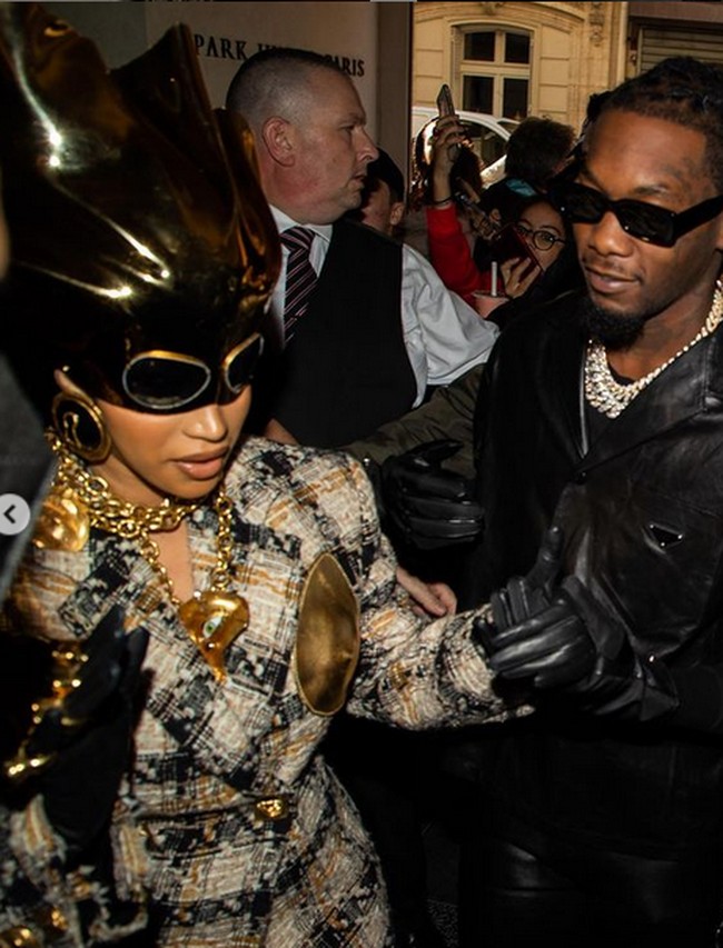 Sejumlah penggemarnya di Instagram menyebut gaya hiasan kepala Cardi B itu seperti karakter di Squid Game yang menggunakan hiasan kepala emas. Foto: dok. Instagram/@iamcardib