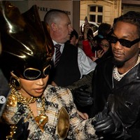 Sejumlah penggemarnya di Instagram menyebut gaya hiasan kepala Cardi B itu seperti karakter di Squid Game yang menggunakan hiasan kepala emas. Foto: dok. Instagram/@iamcardib