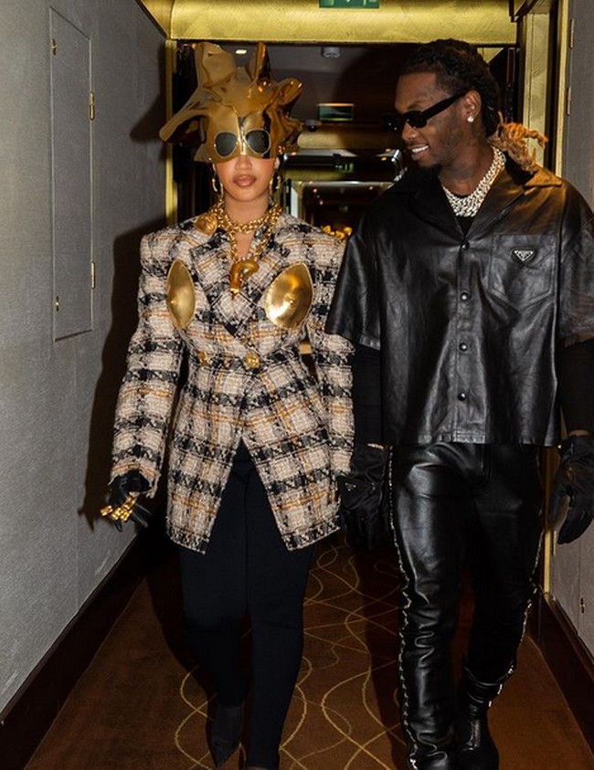Dalam fashion show itu, Cardi B ditemani oleh pasangannya Offset yang tampil menggunakan baju serba hitam berbahan kulit. Foto: dok. Instagram/@iamcardib