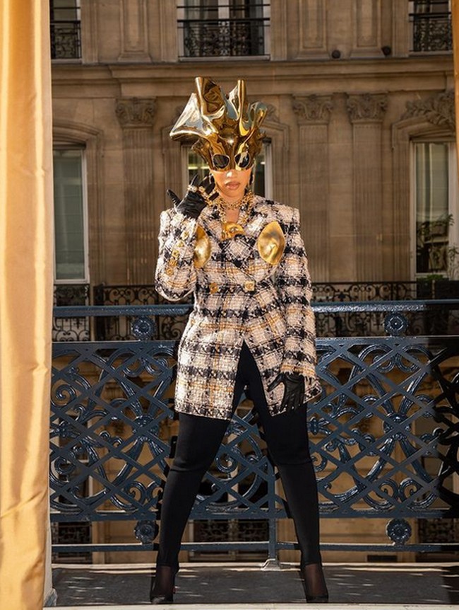 Cardi B tampil sensasional saat menghadiri Paris Fashion Week belum lama ini. Busana dengan aksen uniknya jadi sorotan. Foto: dok. Instagram/@iamcardib