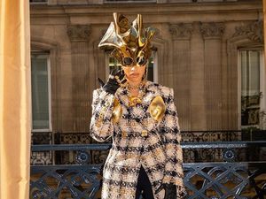 Foto: Gaya Unik Cardi B di Paris Fashion Week, Payudara Emas Jadi Sorotan
