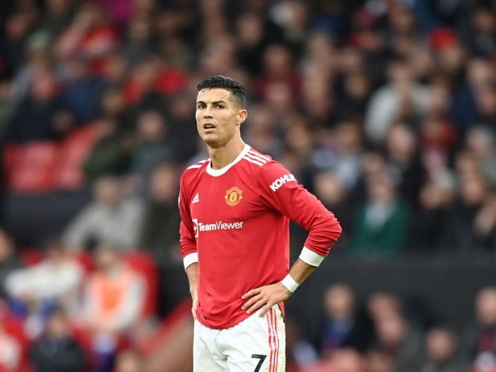MANCHESTER, ENGLAND - OCTOBER 02: Jadon Sancho and Cristiano Ronaldo of Manchester United wait to take to the field as substitutes during the Premier League match between Manchester United and Everton at Old Trafford on October 02, 2021 in Manchester, England. (Photo by Michael Regan/Getty Images)