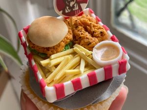 Keren! Baker Ini Jago Bikin Cupcake Topping Menu Burger McD