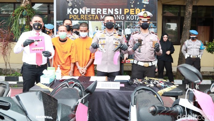 Dua maling motor bersenjata airsoft gun ditangkap polisi Kota Malang. Senjata digunakan pelaku untuk menakuti korban dan melawan petugas saat akan ditangkap.
