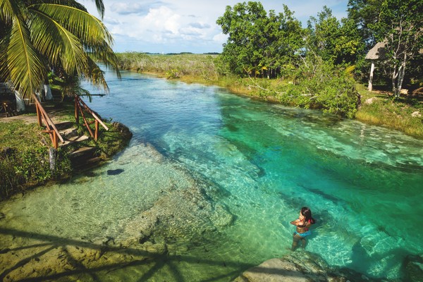 Pada Juni 2020, warna-warni unik air Danau Bacalar yang kaya berubah menjadi cokelat kusam karena polusi. (Getty Images) Pada Juni 2020, warna-warni unik air Danau Bacalar yang kaya berubah menjadi cokelat kusam karena polusi. (Getty Images)