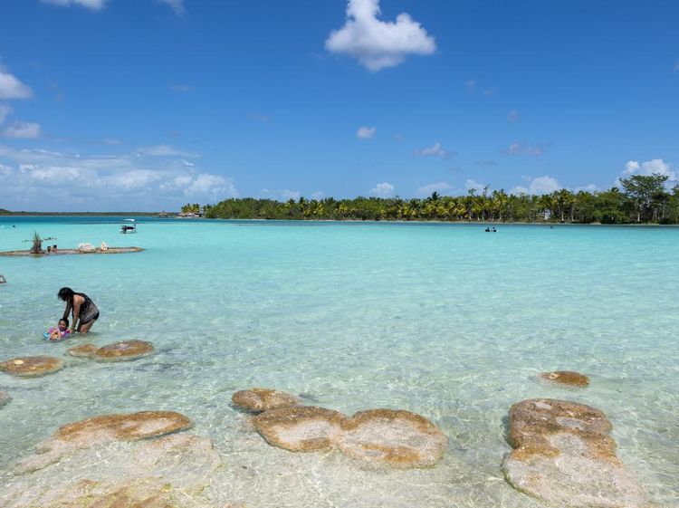 Foto: Danau Tujuh Warna Tempat Populasi Purba Bumi