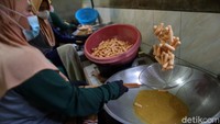 Kini, Ia bak sultan di desanya dengan omzet dan juga produksi yang fantastis. Bagaimana tidak, dalam satu minggu, dirinya bisa memproduksi 500 kg olahan ikan. Untuk sekali produksi dalam satu minggu itu modalnya Rp 30 juta dan bisa menghasilkan sampai Rp 50 juta belum termasuk potongan untuk karyawan dan lain-lainnya.