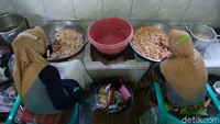 Ia pun menjual produk dalam harga yang bervariasi. Untuk getas cumi misalnya, dijual dalam ukuran 250 gram yaitu Rp 30.000 per bungkusnya. Adapun kisaran harga, per 1 kilonya ada di angka Rp 120.000 untuk cumi dan Rp 100.000/kg untuk ikan.