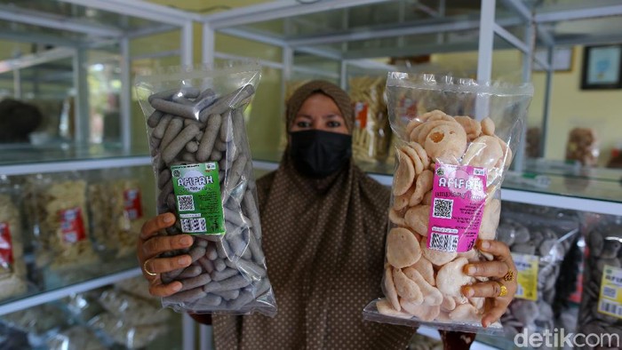 Dari Olahan Ikan, Pasutri Ini Raup Cuan Rp 50 Juta/Pekan Usaha beragam olahan ikan yang menjadi panganan dan oleh-oleh khas Bangka Belitung seperti getas, kemplang dan kerupuk mendatangkan cuan sampai Rp 50 Juta/pekan. Wow!