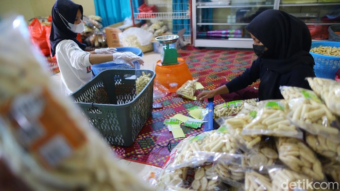 Dari Olahan Ikan, Pasutri Ini Raup Cuan Rp 50 Juta/Pekan Usaha beragam olahan ikan yang menjadi panganan dan oleh-oleh khas Bangka Belitung seperti getas, kemplang dan kerupuk mendatangkan cuan sampai Rp 50 Juta/pekan. Wow!